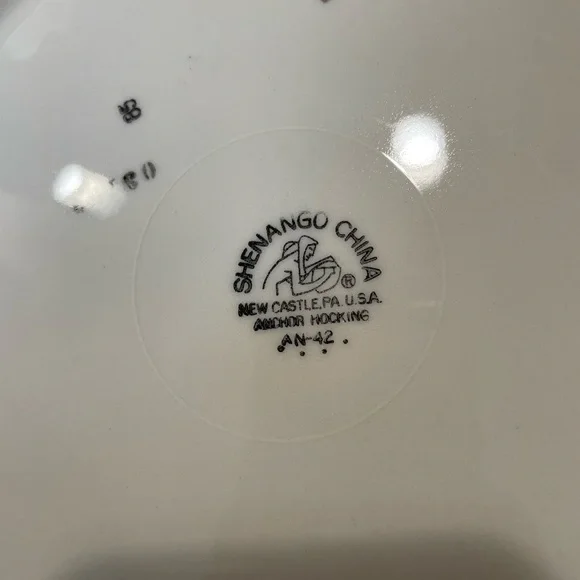 Shenango China Ware Vintage White Dinner Plate trimmed with a Gold & Black Rim - Picture 6 of 6